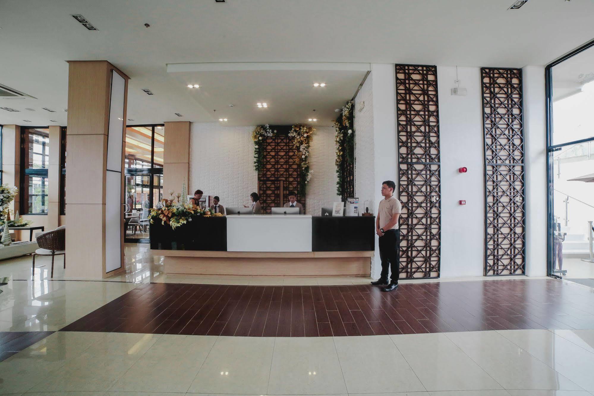 The Carmen Hotel Naga  Exterior photo